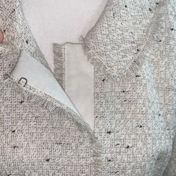 ANN TAYLOR: Cream Tweed Blazer with Fringe Trim - Size 4 - Picture 3 of 12